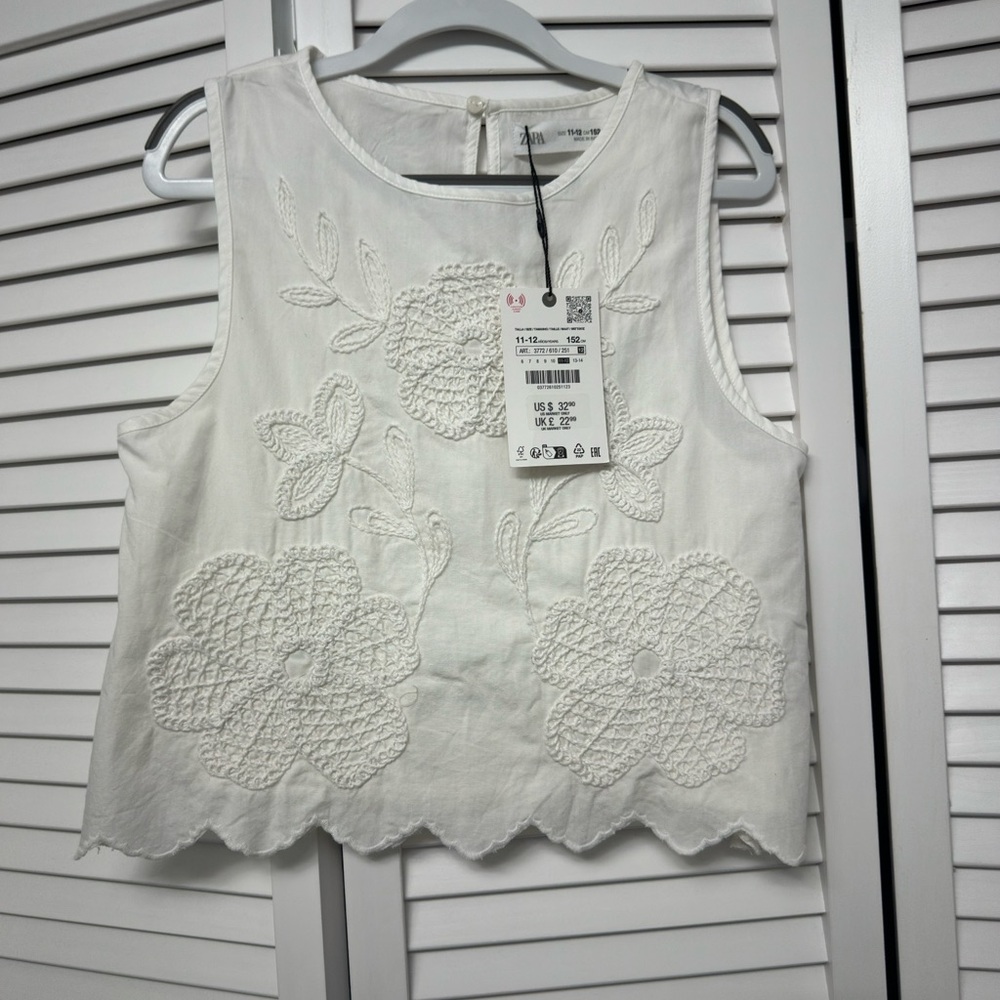 Sleeveless girls top.